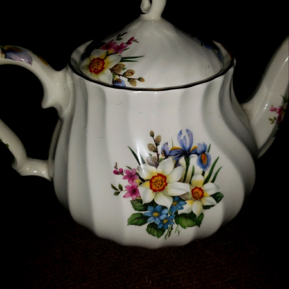 Sadler Windsor Daffodil Swirled White Porcelain